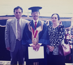 SUASANA SAAT WISUDA BERSAMA PAPA & IBU DRS. H. ABU BAKAR