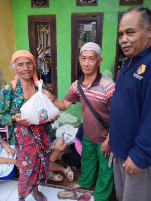 Pembagian Beras kepada Kordinator Desa Lagadar  Bapak : 